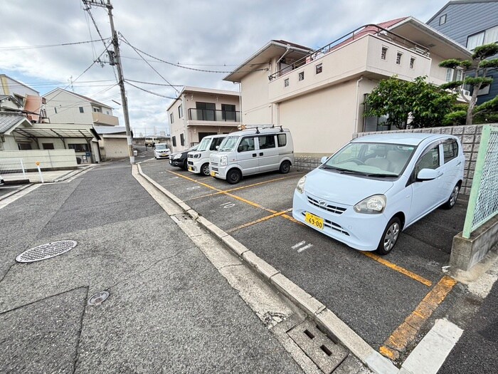 物件外観写真4　(駐車場)