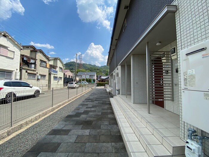 物件外観写真3　(エントランス部分)