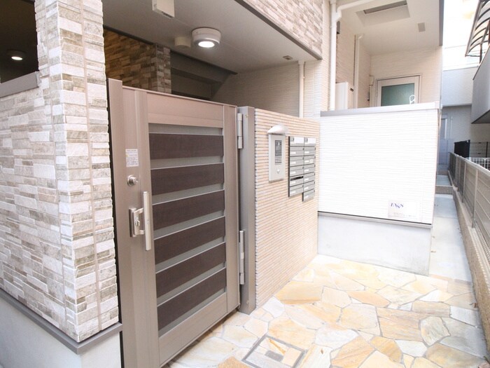 物件外観写真3　(エントランス部分)