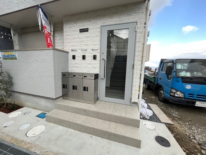 物件外観写真3　(エントランス部分)