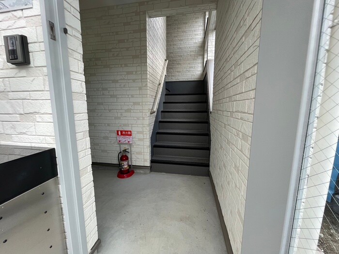 物件外観写真5　(エントランス部分)