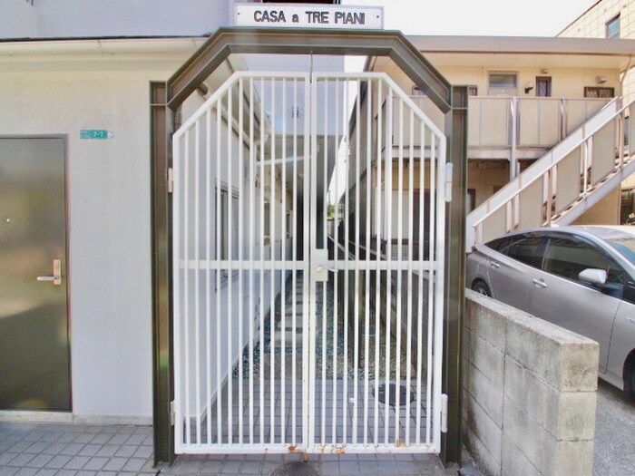 物件外観写真3　(エントランス部分)