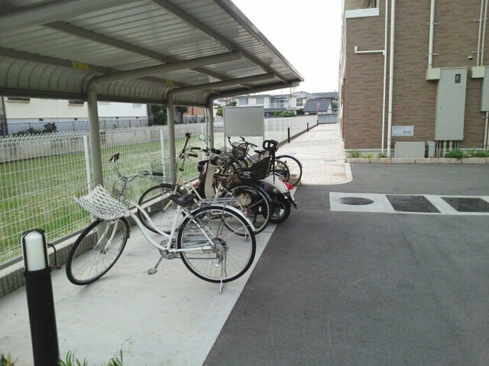 物件外観写真4　(駐輪場)