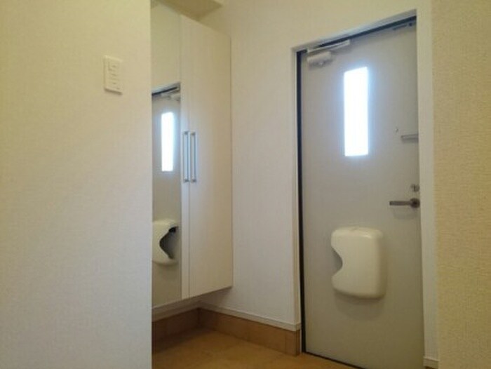 物件内観写真15　(玄関)