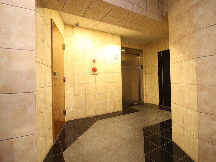 物件外観写真5　(エントランス部分)