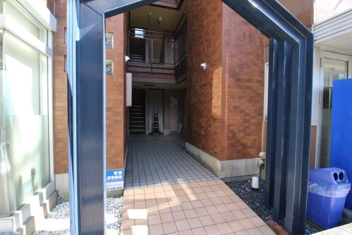 物件外観写真3　(エントランス部分)