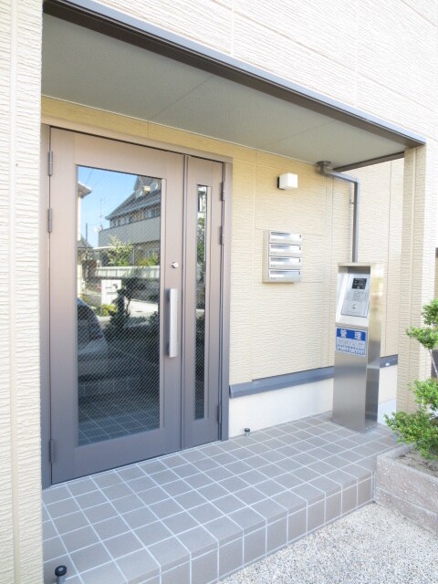 物件外観写真3　(エントランス部分)