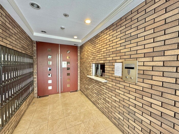 物件外観写真3　(エントランス部分)