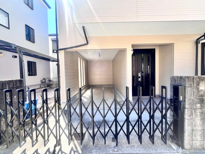 物件外観写真5　(エントランス部分)