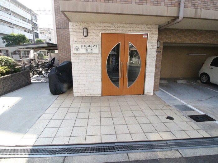 物件外観写真2　(エントランス部分)