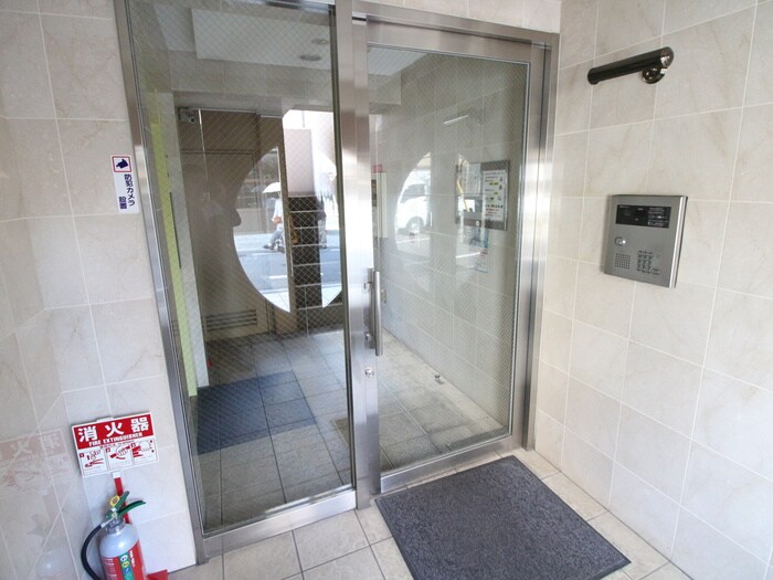 物件外観写真3　(エントランス部分)