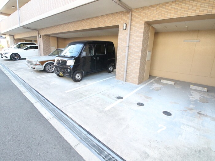 物件外観写真5　(駐車場)