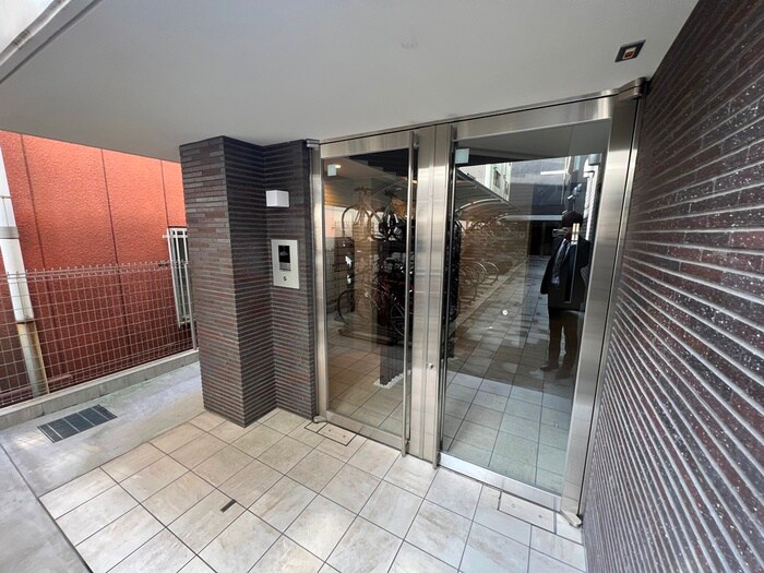 物件外観写真3　(エントランス部分)