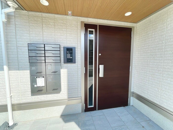 物件外観写真2　(エントランス部分)
