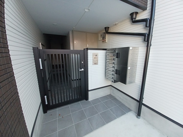 物件外観写真3　(エントランス部分)