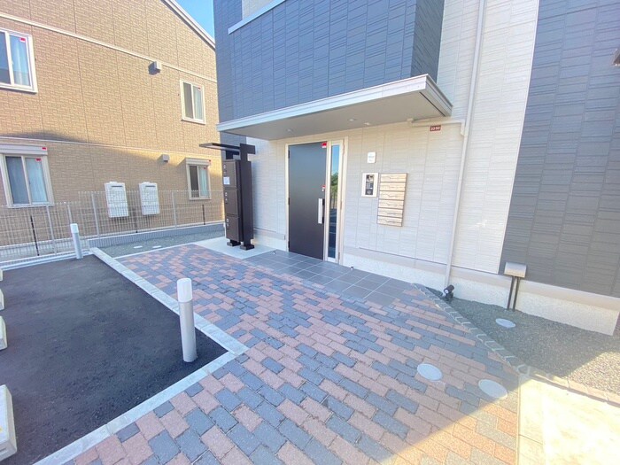 物件外観写真2　(エントランス部分)