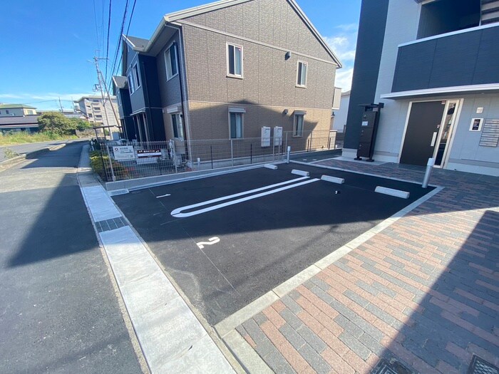 物件外観写真4　(駐車場)