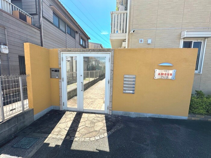 物件外観写真2　(エントランス部分)