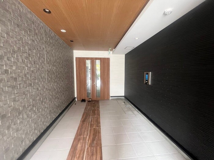 物件外観写真3　(エントランス部分)