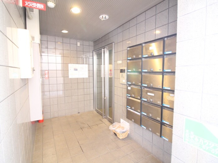 物件外観写真3　(エントランス部分)