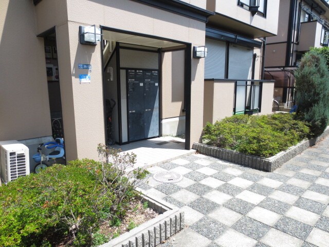 物件外観写真2　(エントランス部分)