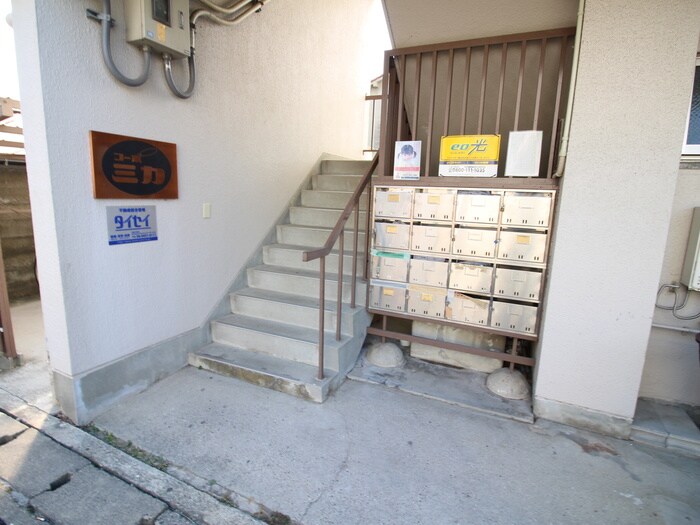 物件外観写真3　(エントランス部分)