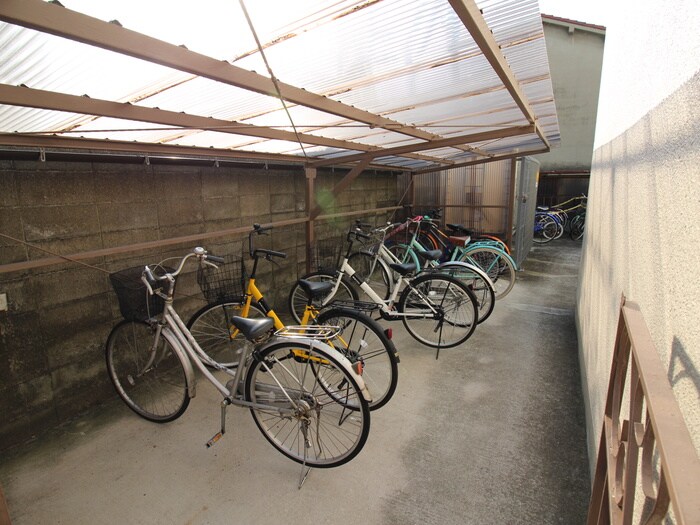 物件外観写真4　(駐輪場)