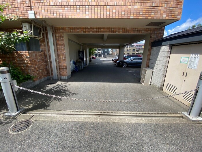 物件外観写真5　(駐車場)