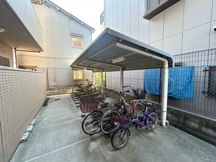 物件外観写真4　(駐輪場)