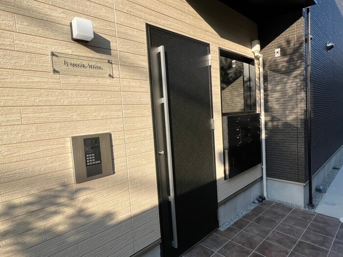 物件外観写真4　(エントランス部分)