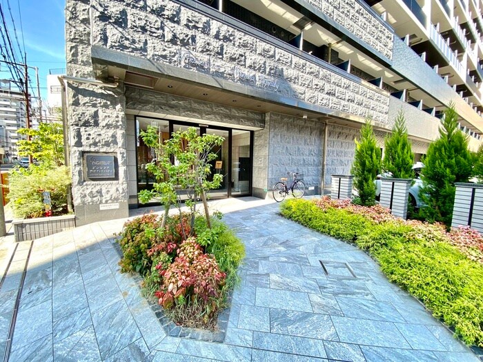 物件外観写真2　(エントランス部分)