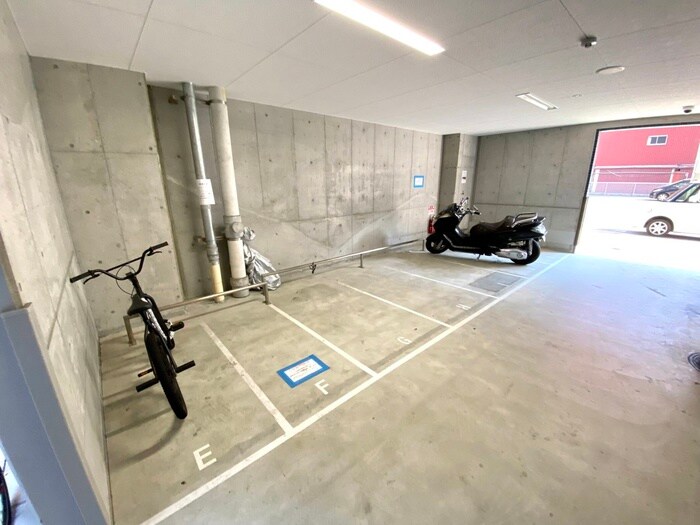 物件外観写真6　(バイク置き場)