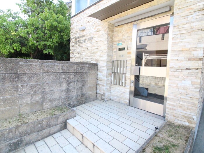 物件外観写真2　(エントランス部分)