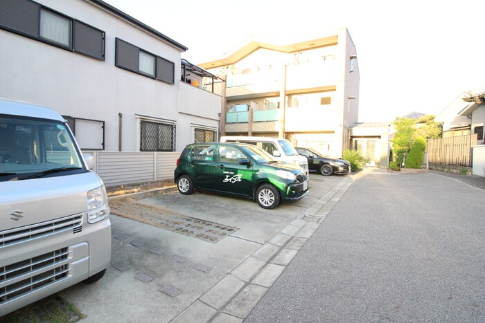 物件外観写真4　(駐車場)