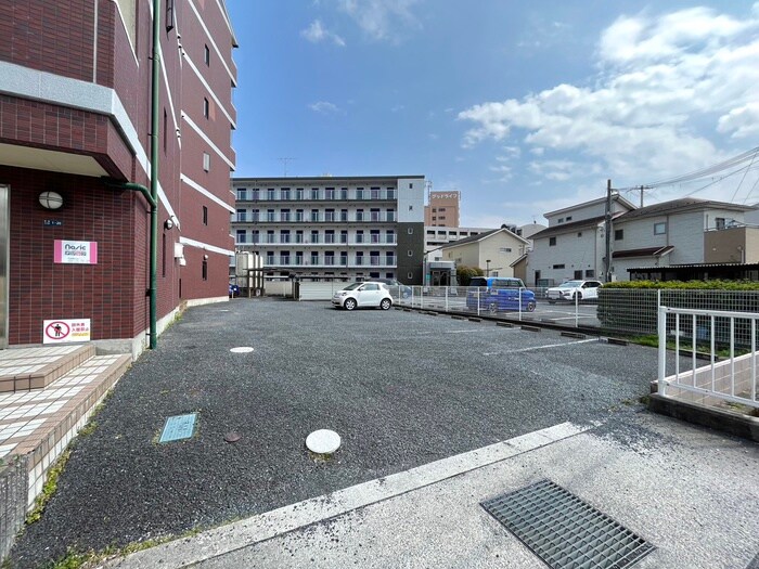 物件外観写真2　(駐車場)