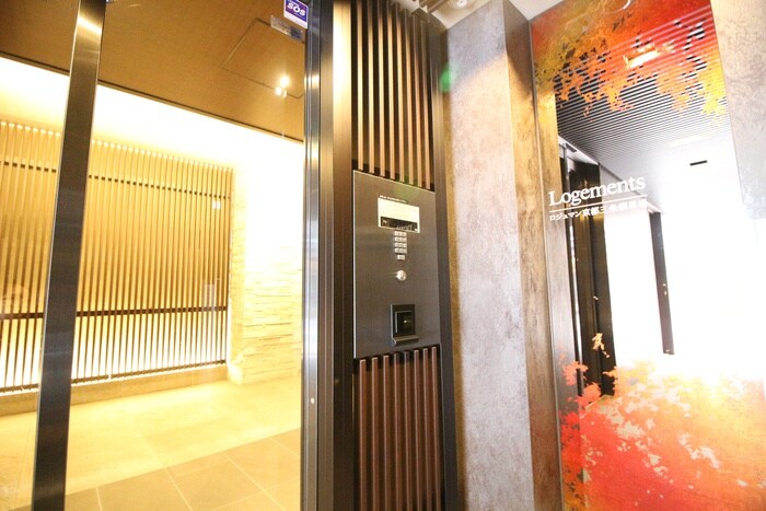 物件外観写真3　(エントランス部分)