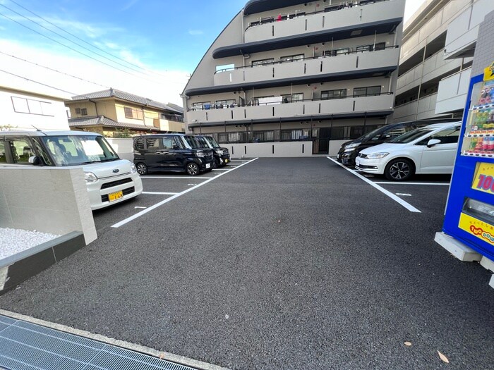物件外観写真5　(駐車場)