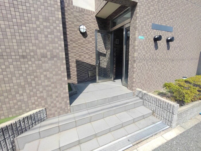 物件外観写真3　(エントランス部分)