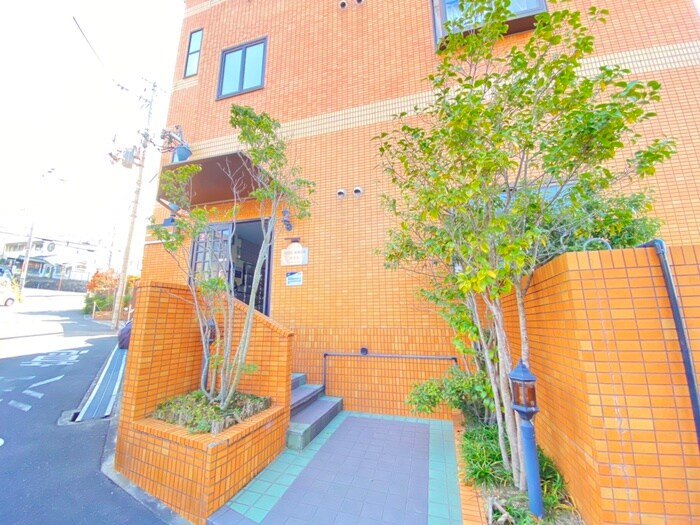 物件外観写真4　(エントランス部分)