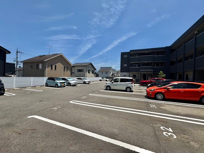 物件外観写真2　(駐車場)
