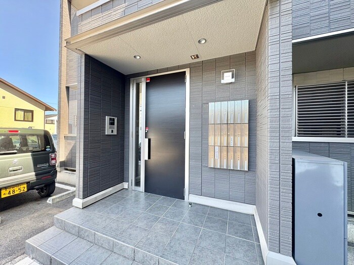 物件外観写真6　(エントランス部分)