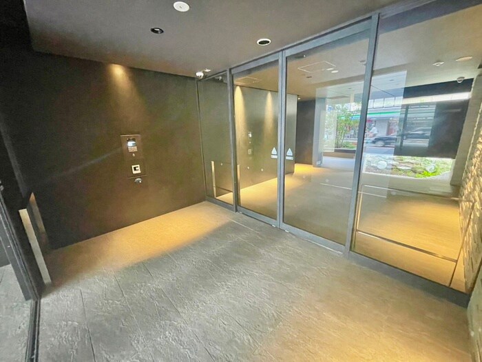 物件外観写真3　(エントランス部分)