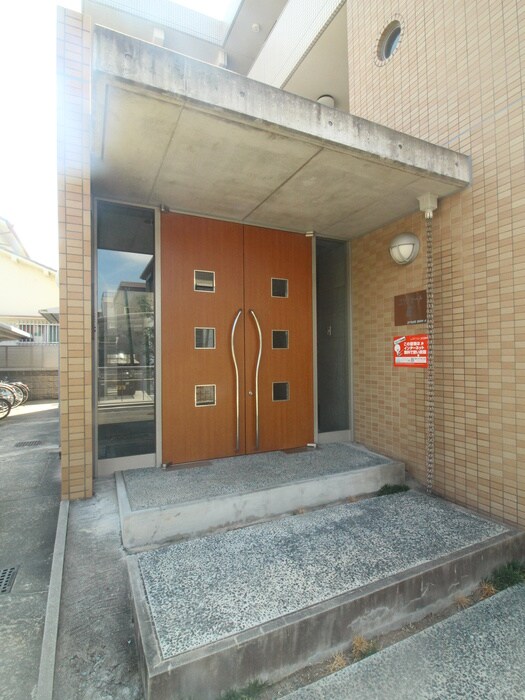 物件外観写真2　(エントランス部分)