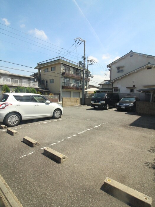 物件外観写真3　(駐車場)