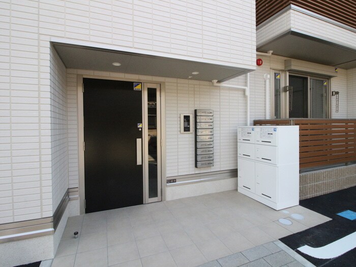 物件外観写真2　(エントランス部分)