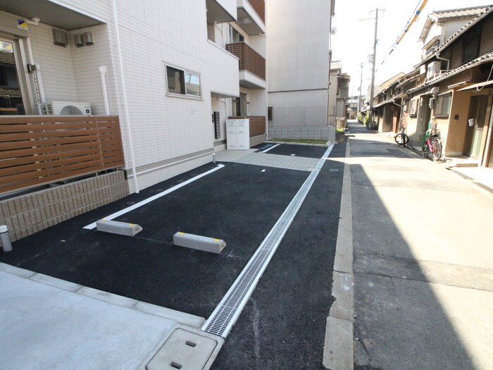 物件外観写真5　(駐車場)