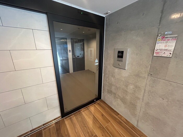 物件外観写真3　(エントランス部分)