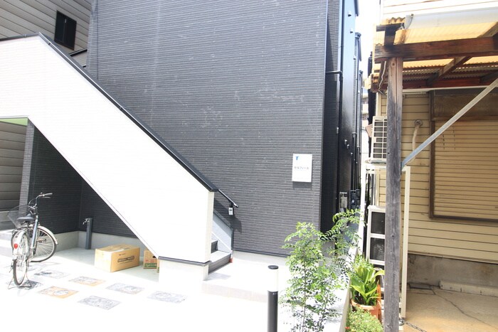 物件外観写真3　(駐輪場)