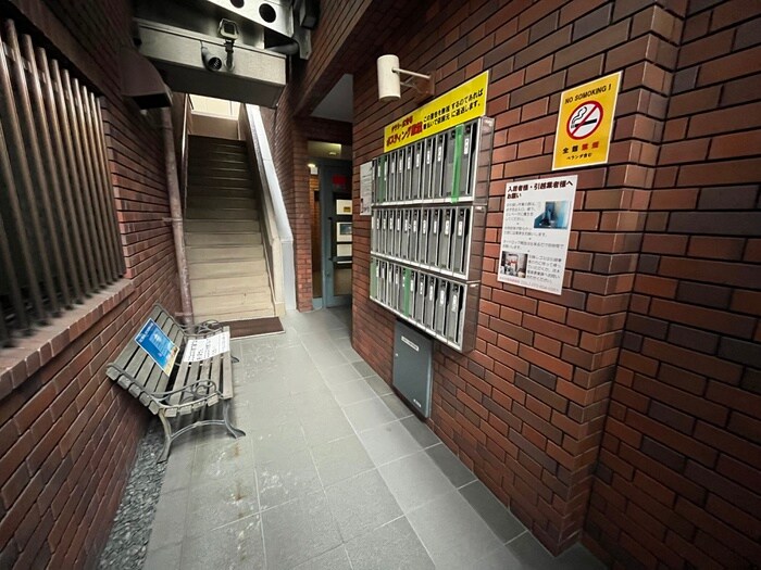 物件外観写真3　(エントランス部分)