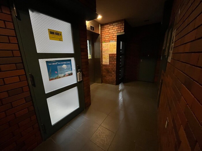 物件外観写真4　(エントランス部分)